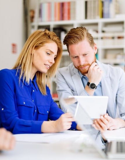 business-people-in-office-5HLCX4S-min